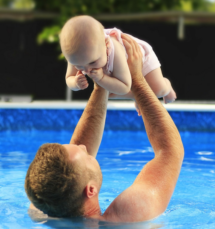 ¿Qué beneficios tiene la natación en bebés?