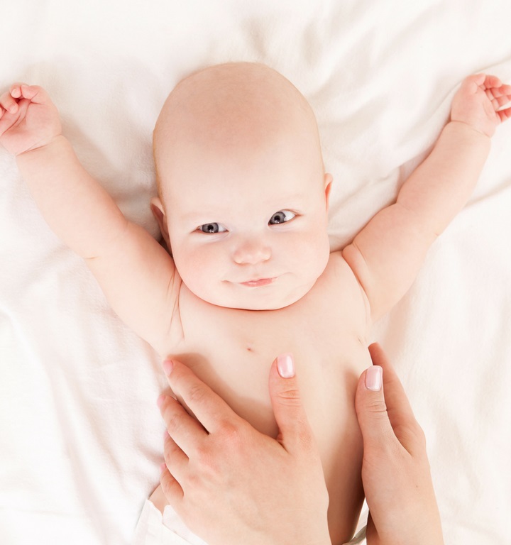 Descubre cómo hacer masajes para bebés estreñidos