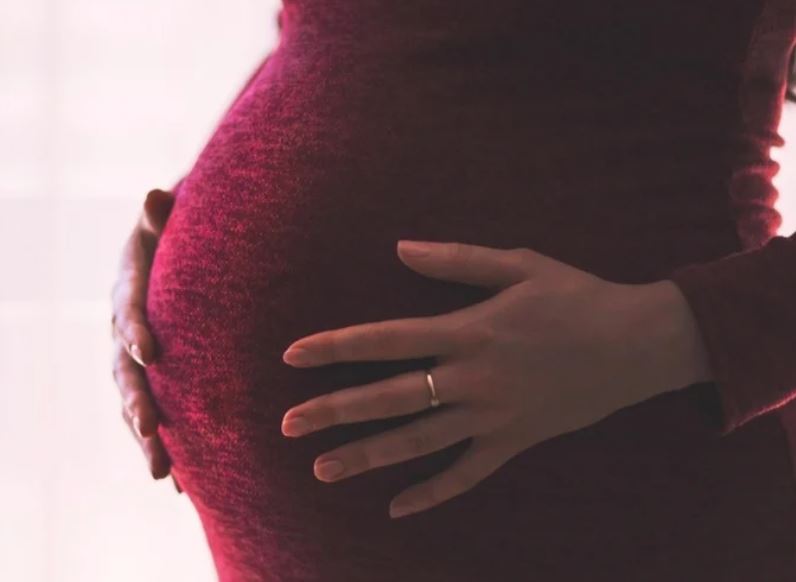 La baja de maternidad por países: análisis y comparativa