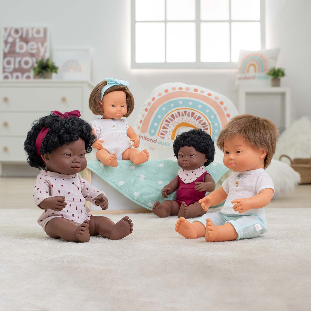 Los muñecos con Síndrome de Down y Amazing Inside de Miniland, ganadores de la medalla de oro y bronce en los Play for Change Awards