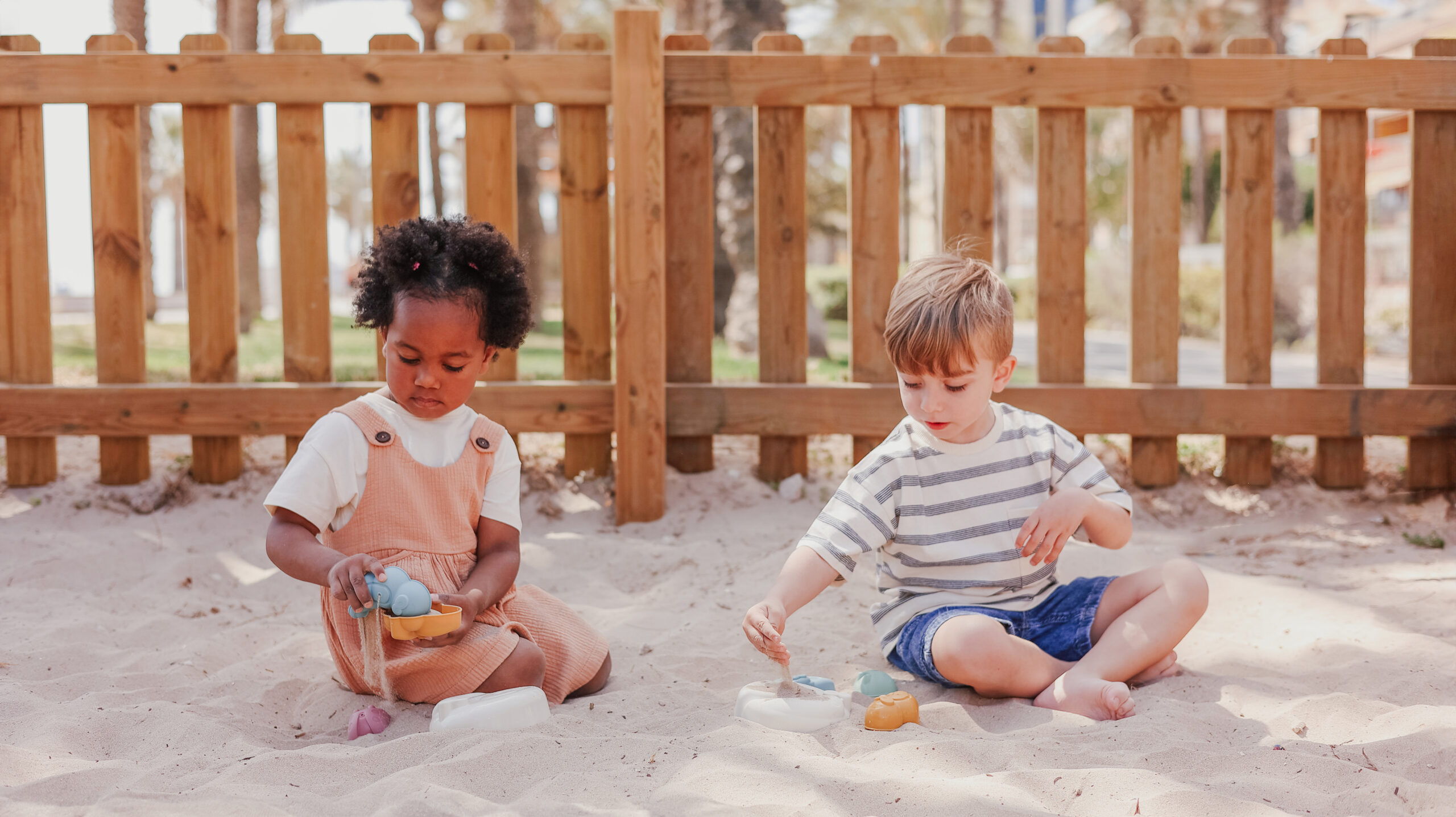 ¿Por qué es bueno que los niños y niñas jueguen con la arena?