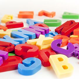 Letras magnéticas mayúsculas (76 piezas)