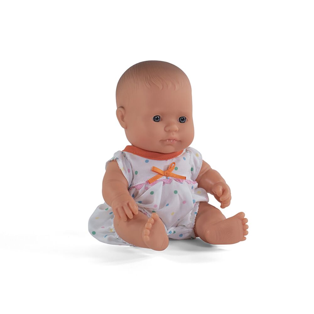 Muñeca bebé con rasgos asiáticos y conjunto de vestido con chaqueta y gorrito. 31206 Miniland ropita y complementos Set de regalo 